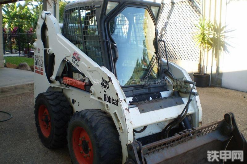 山猫S185滑移装载机整机外观