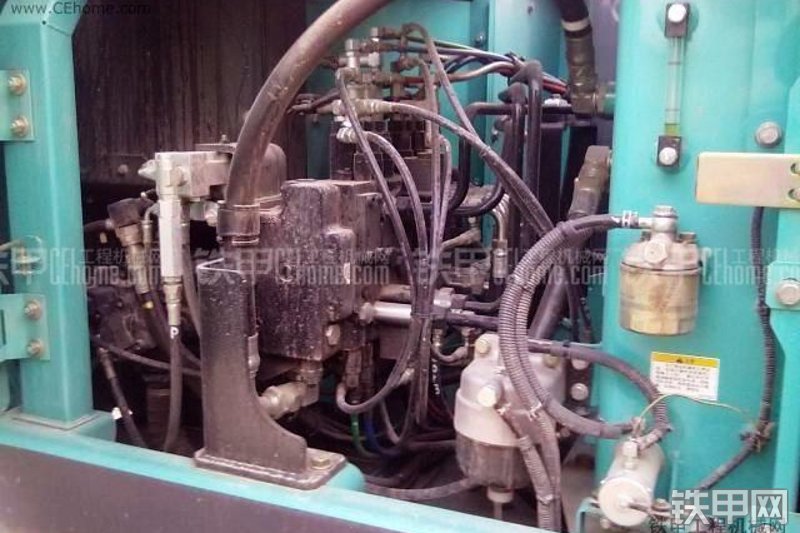 神钢SK75挖掘机局部