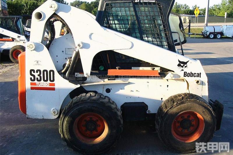 山猫S300滑移装载机整机外观