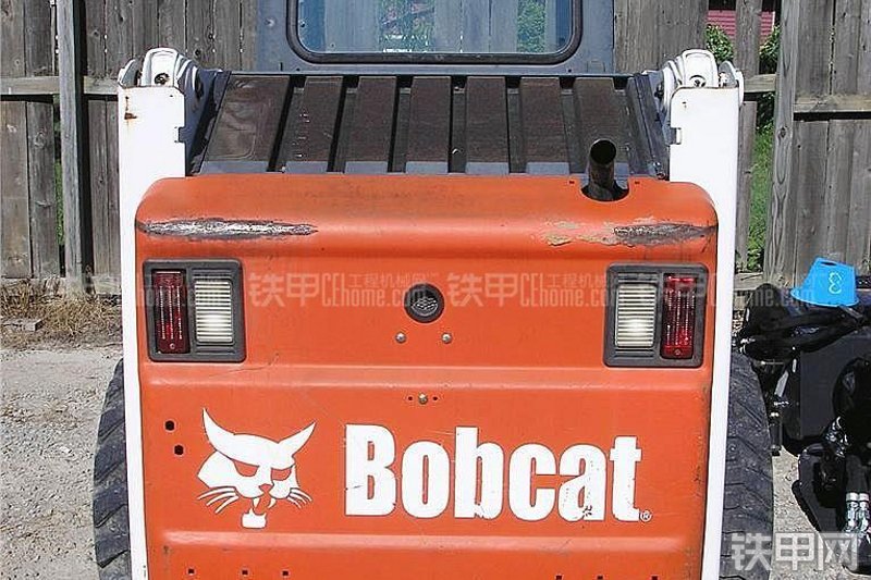 山猫S150滑移装载机整机外观