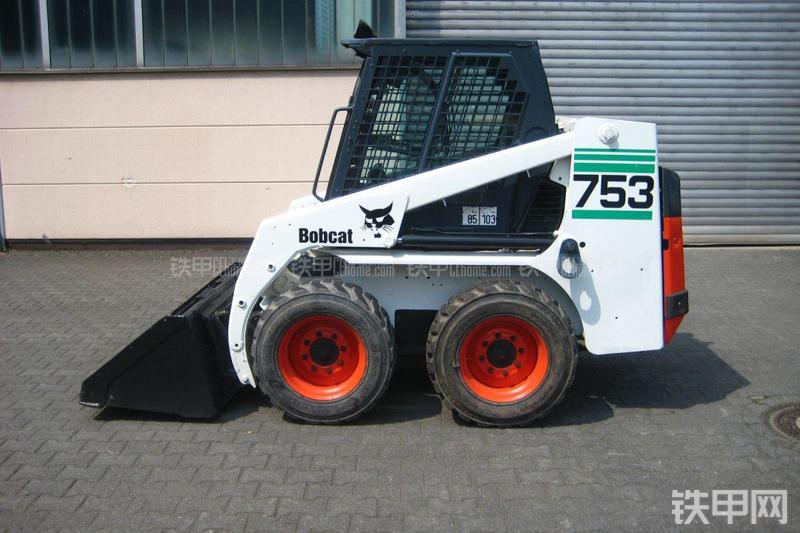 山猫753滑移装载机整机外观