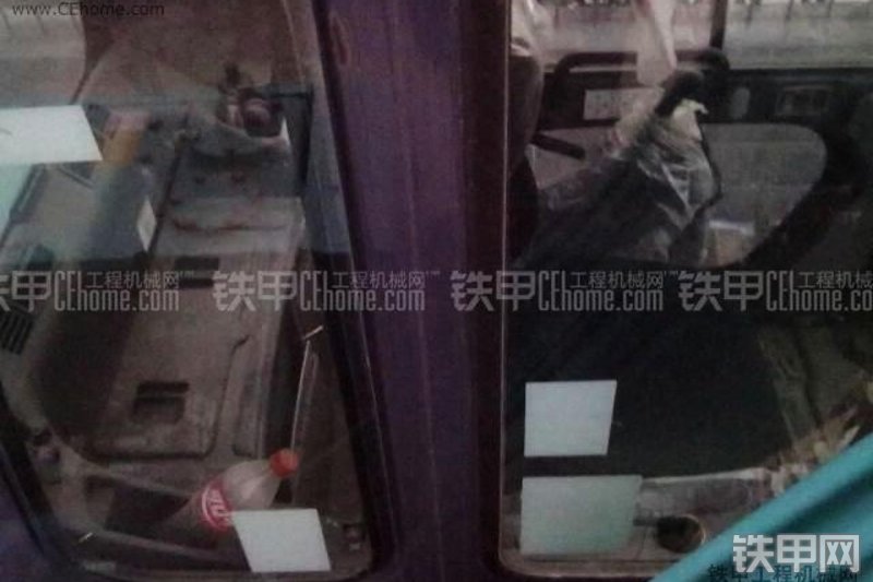 神钢SK75挖掘机局部