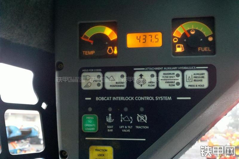 山猫S130滑移装载机局部