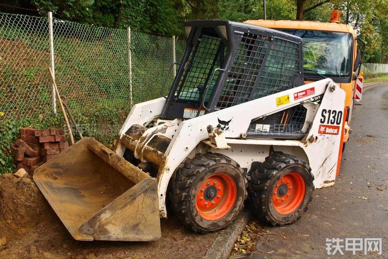 山猫S130滑移装载机整机外观