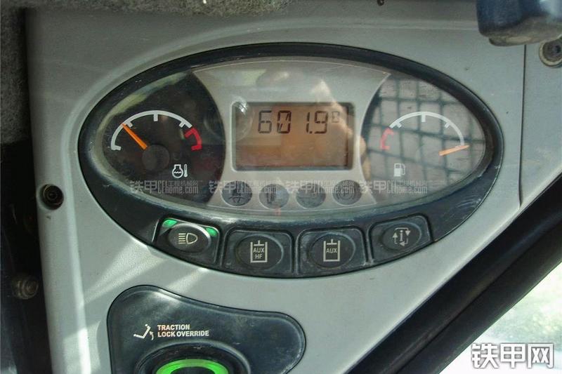 山猫S100滑移装载机局部