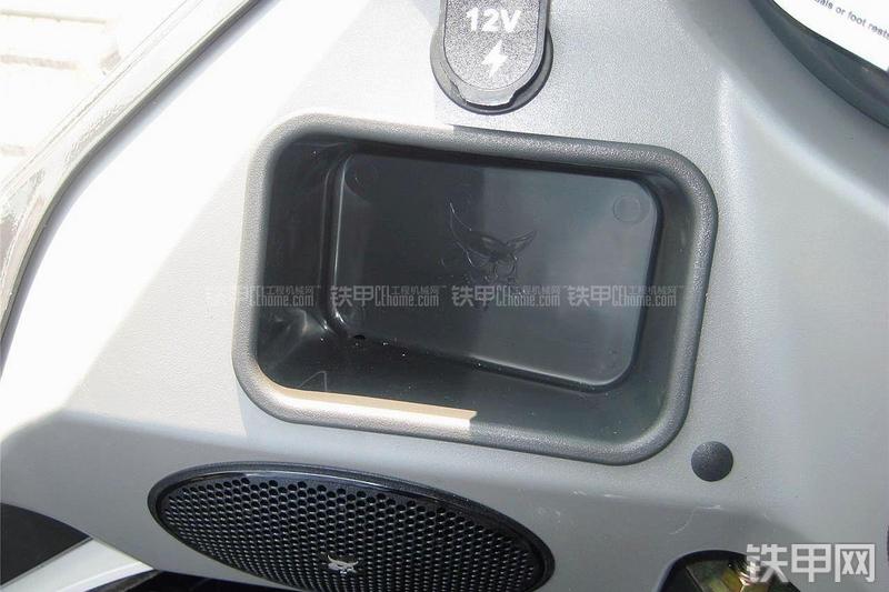 山猫S850滑移装载机局部