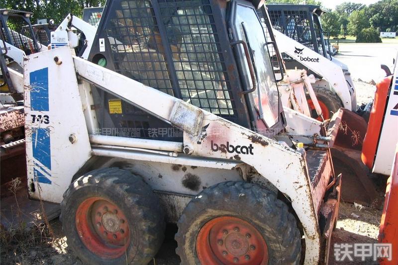 山猫743滑移装载机整机外观