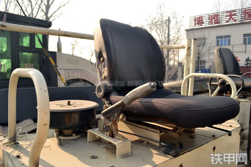 洛阳路通LTC3B压路机局部