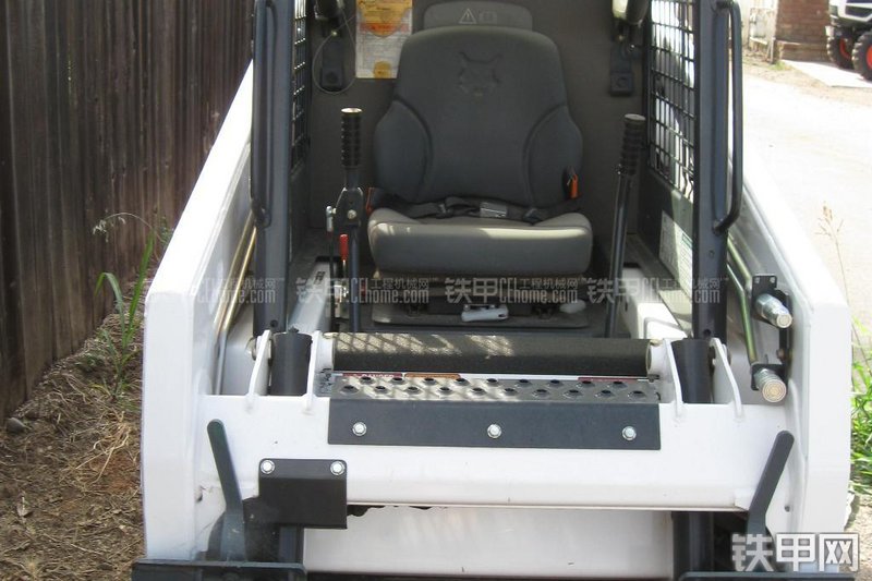 山猫S100滑移装载机局部