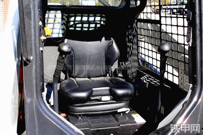 山猫S770滑移装载机局部