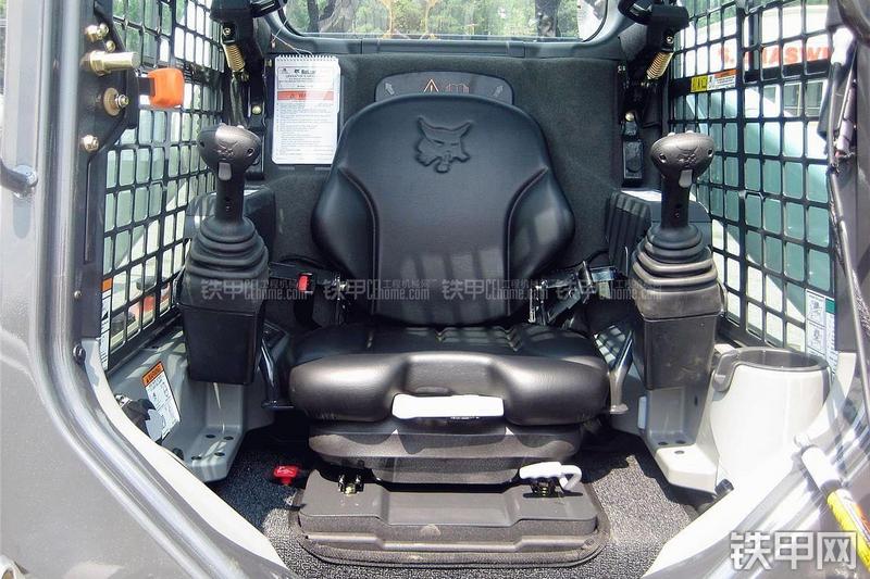 山猫S850滑移装载机局部