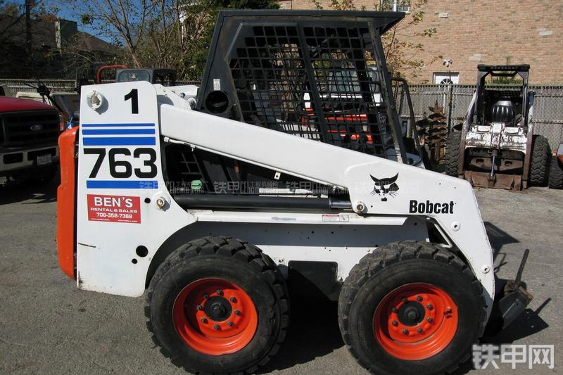 山猫763滑移装载机整机外观