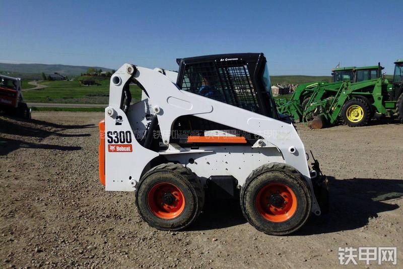 山猫S300滑移装载机整机外观