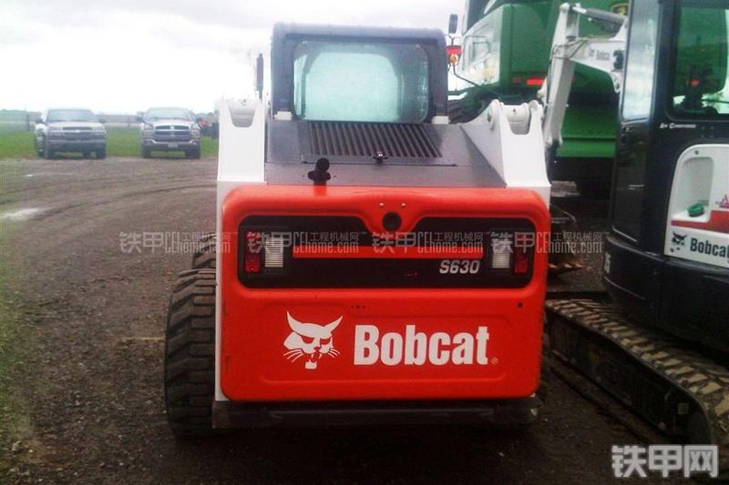 山猫S630滑移装载机整机外观