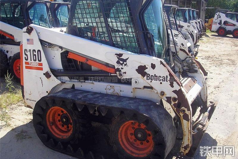 山猫S160滑移装载机整机外观