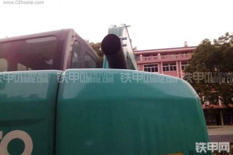 神钢SK75挖掘机局部