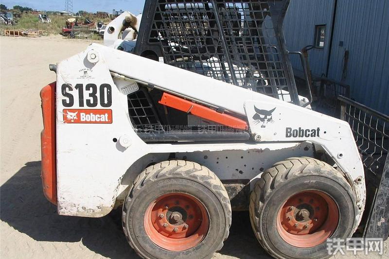 山猫S130滑移装载机整机外观
