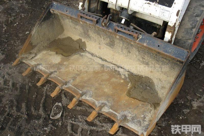 山猫S130滑移装载机局部