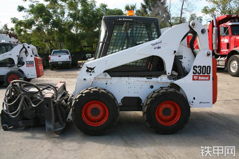 山猫S300滑移装载机整机外观
