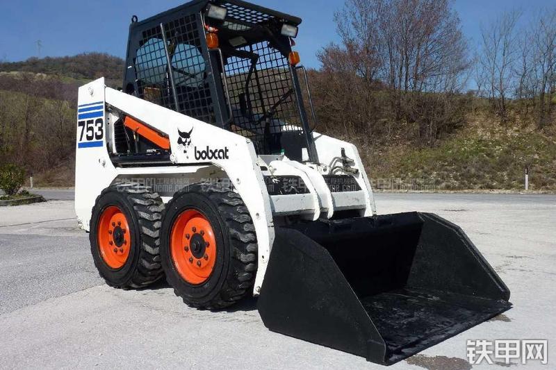 山猫753滑移装载机整机外观