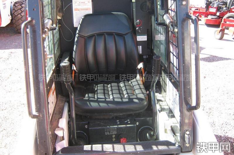 山猫S70滑移装载机局部