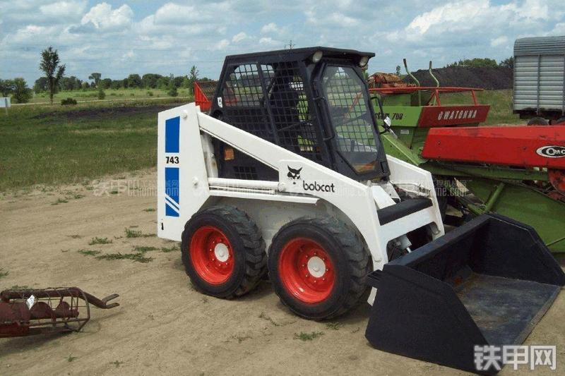 山猫743滑移装载机整机外观