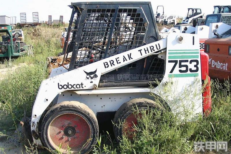 山猫753滑移装载机整机外观