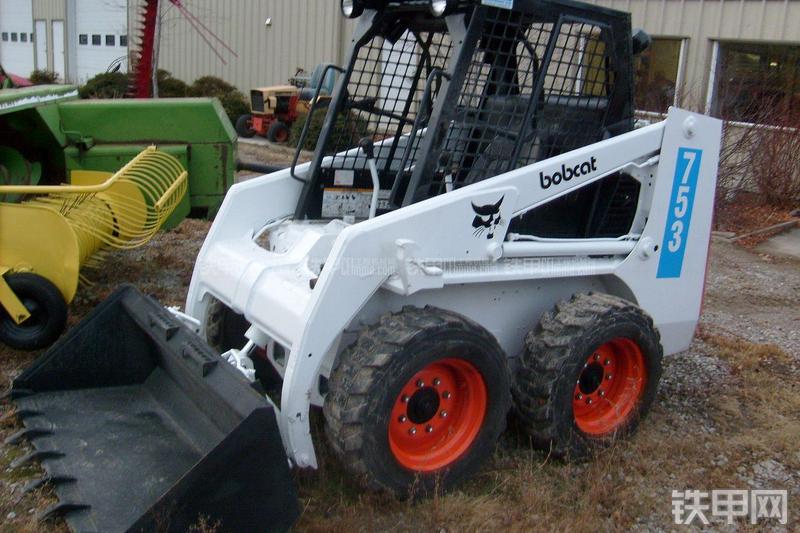 山猫753滑移装载机整机外观