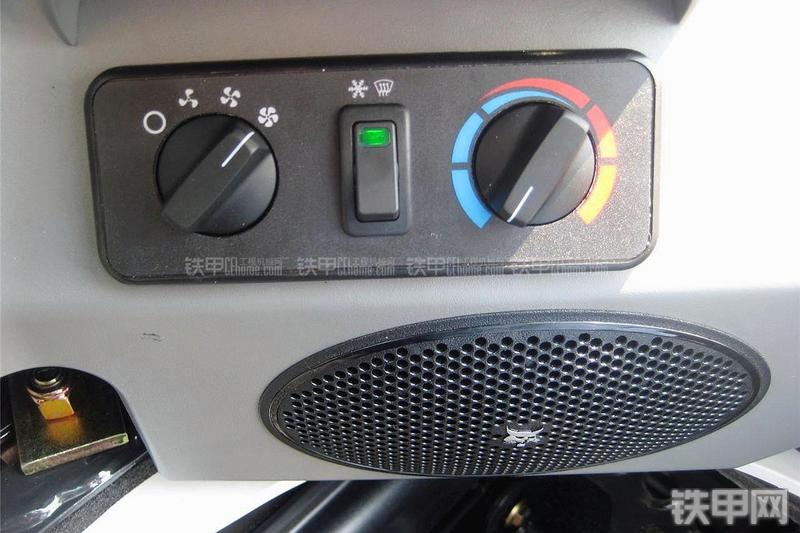 山猫S850滑移装载机局部