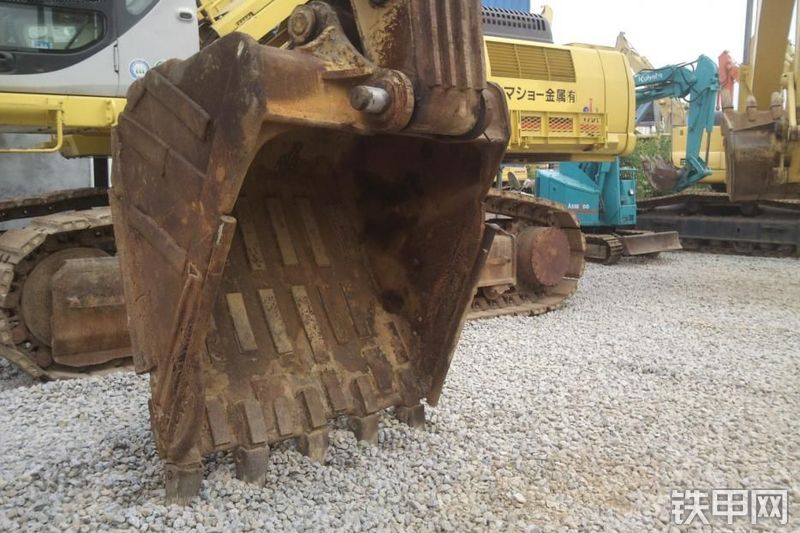 卡特彼勒330B挖掘机局部