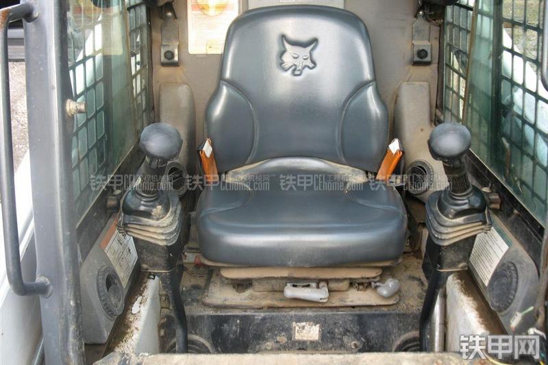 山猫S130滑移装载机局部