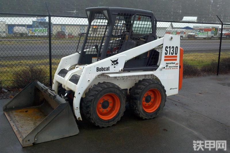 山猫S130滑移装载机整机外观