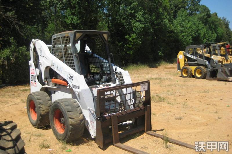 山猫S300滑移装载机整机外观