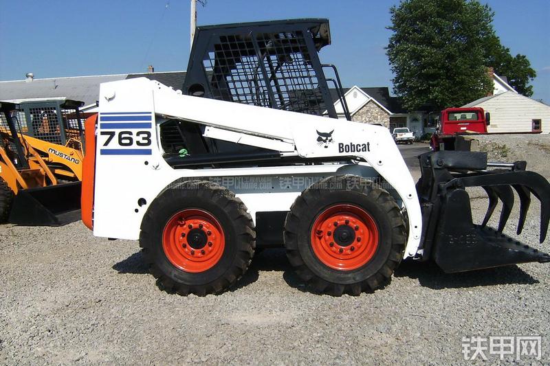 山猫763滑移装载机整机外观