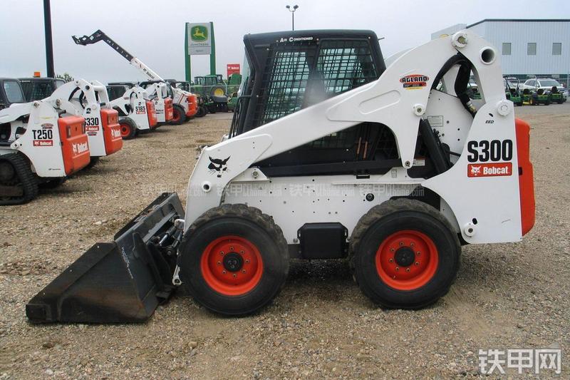山猫S300滑移装载机整机外观