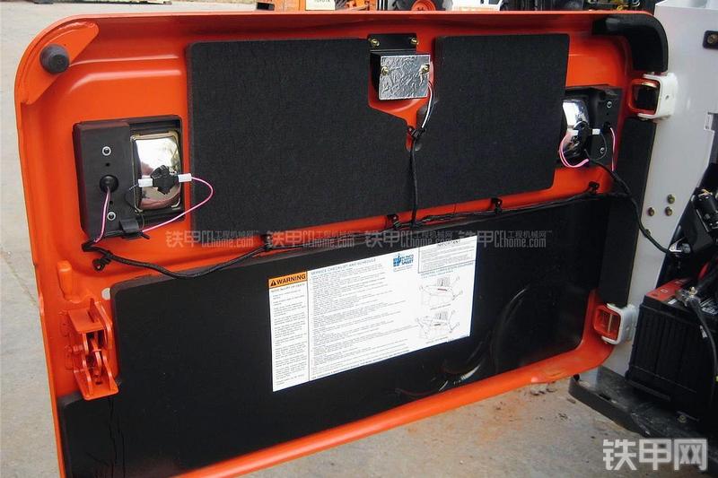 山猫S750滑移装载机局部