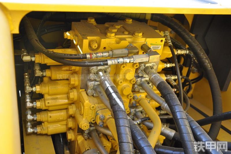 小松PC220-8挖掘机局部