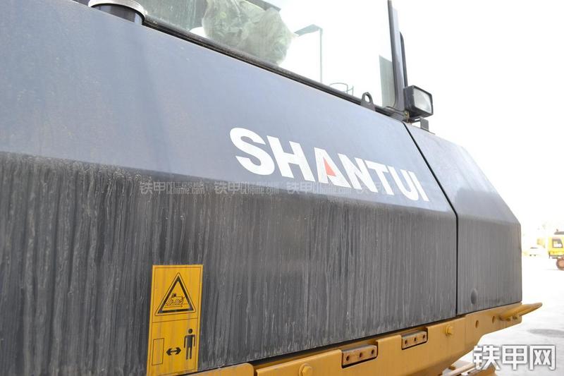 山推SD13标准型推土机局部