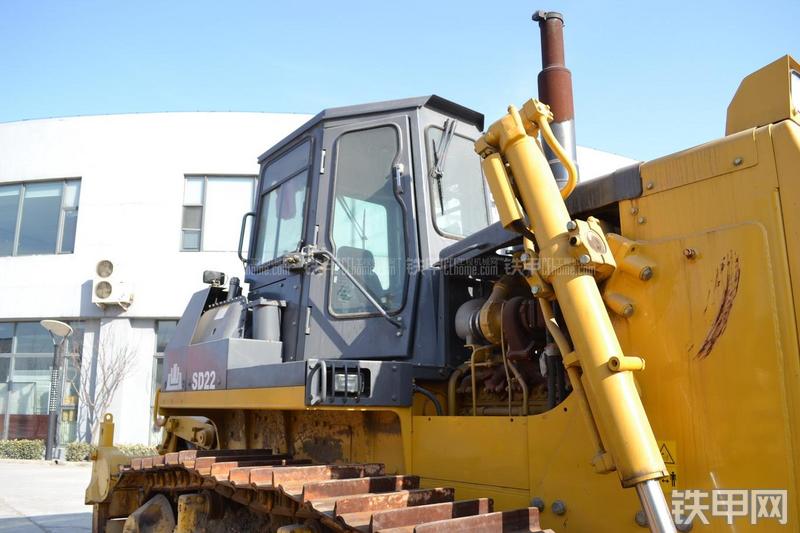山推SD22标准型推土机整机外观