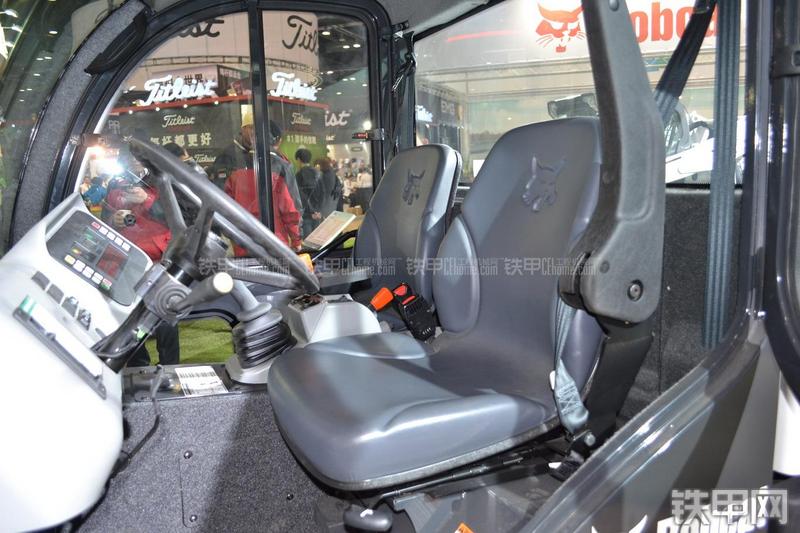 山猫5600多功能工具车局部