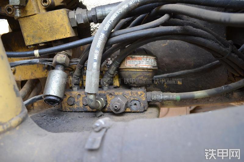 卡特彼勒325B挖掘机局部