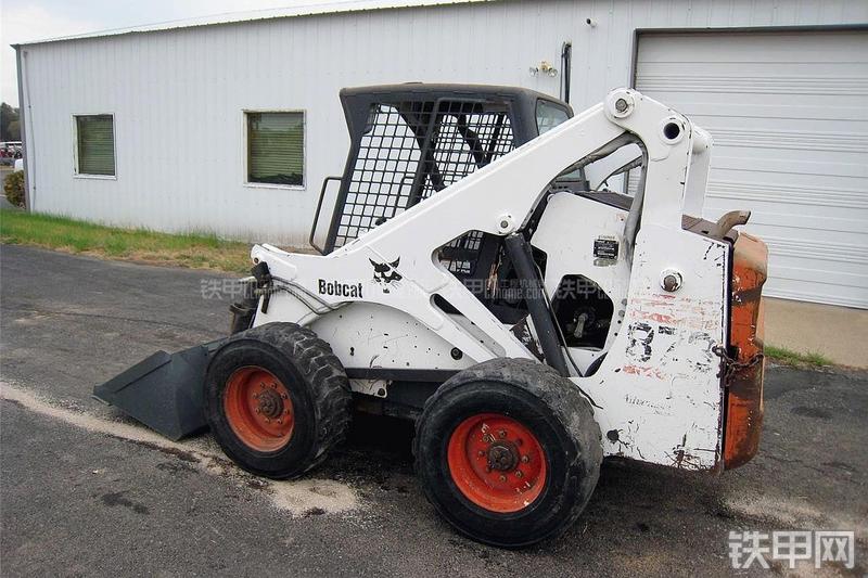 山猫873滑移装载机整机外观