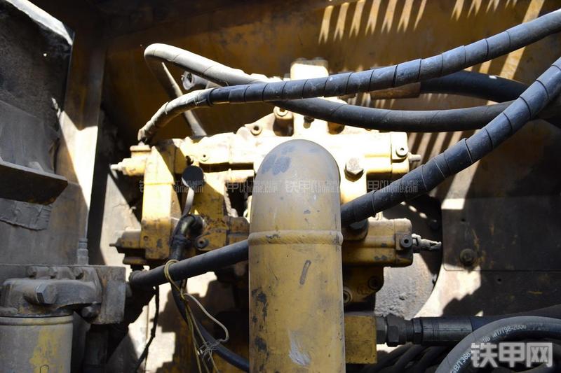 卡特彼勒325B挖掘机局部