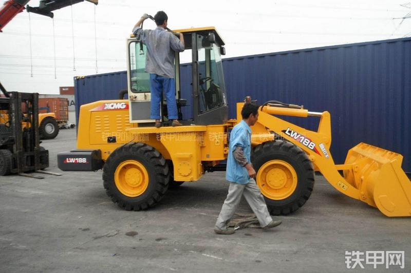 徐工LW188高卸王装载机整机外观