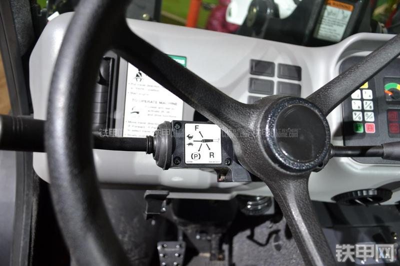 山猫5600多功能工具车局部