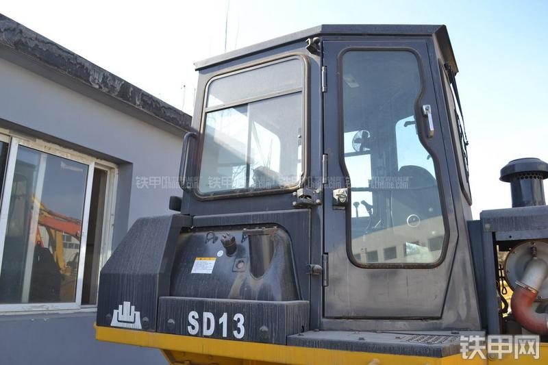山推SD13标准型推土机局部