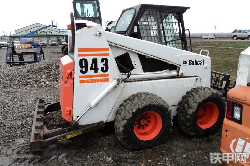 山猫943滑移装载机整机外观