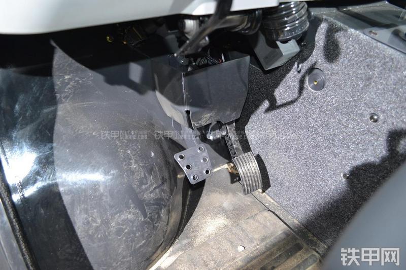 山猫5600多功能工具车局部