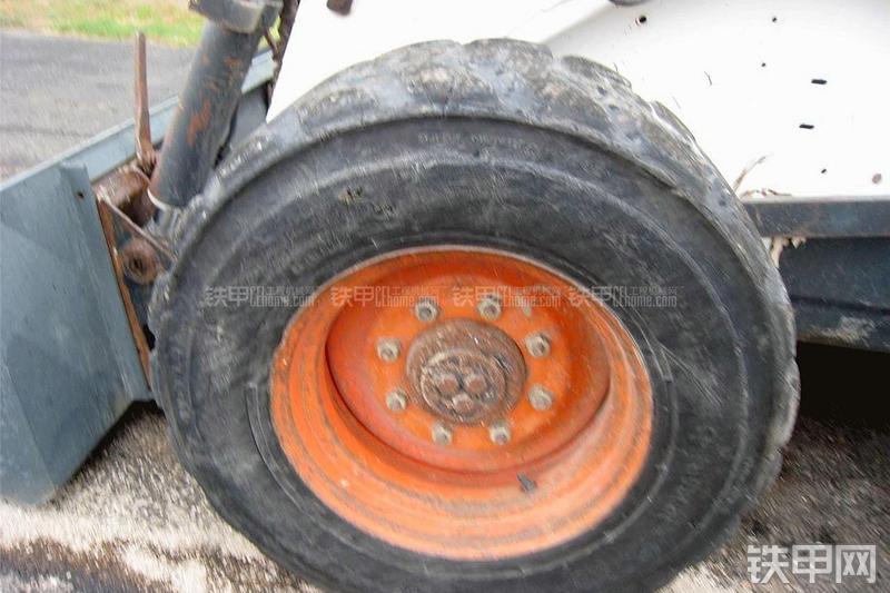 山猫873滑移装载机局部