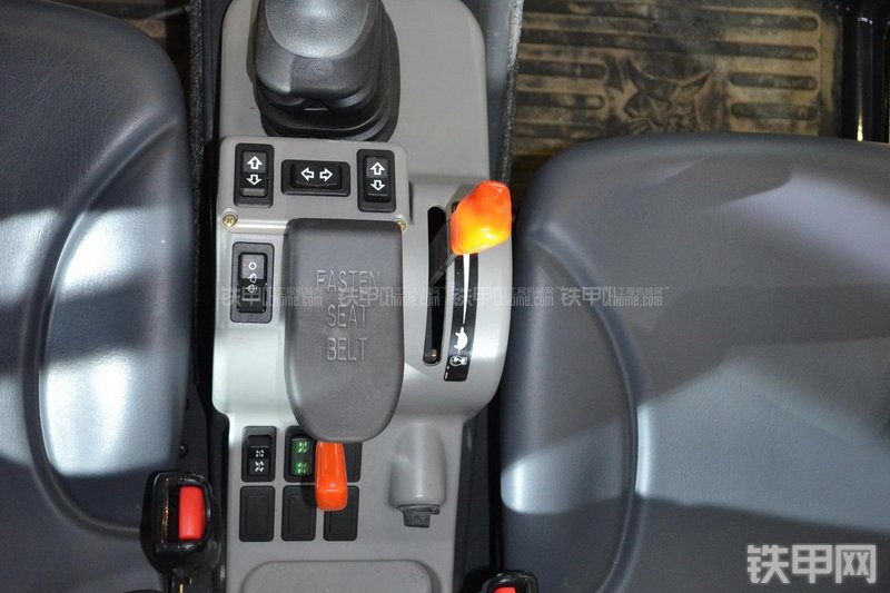 山猫5600多功能工具车局部